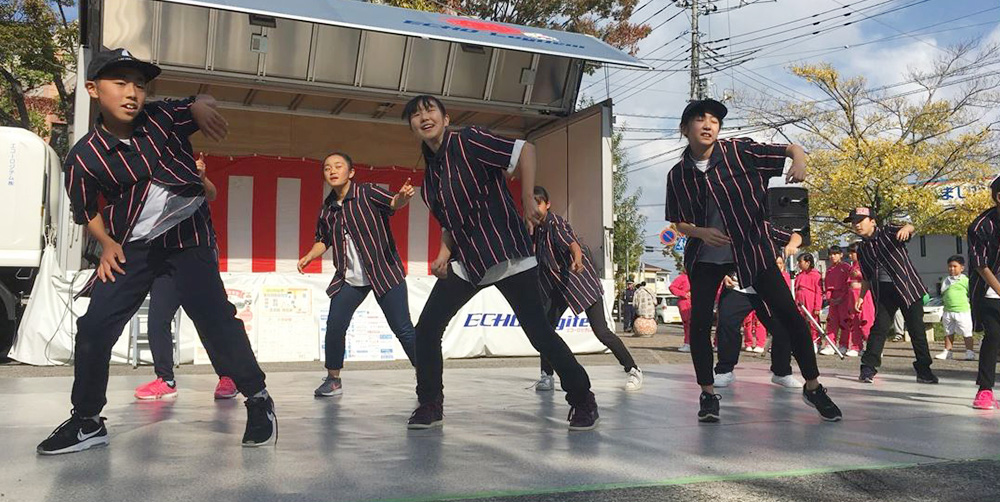 イベントで踊る教室の生徒の子どもさん達