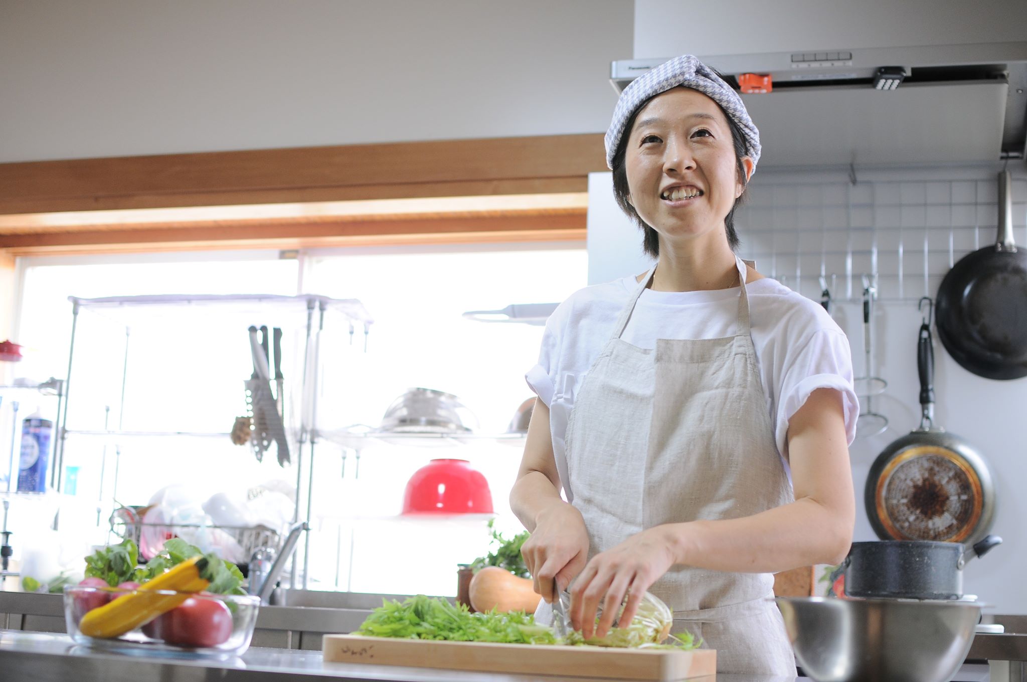 料理を作る安島さん