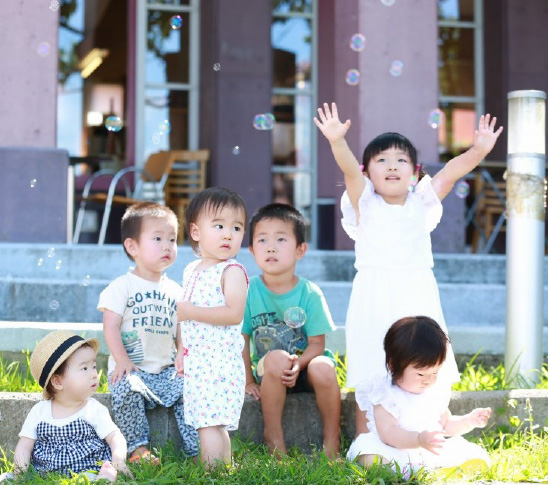 オーディション撮影風景　小さい子チームはしゃぼん玉に夢中