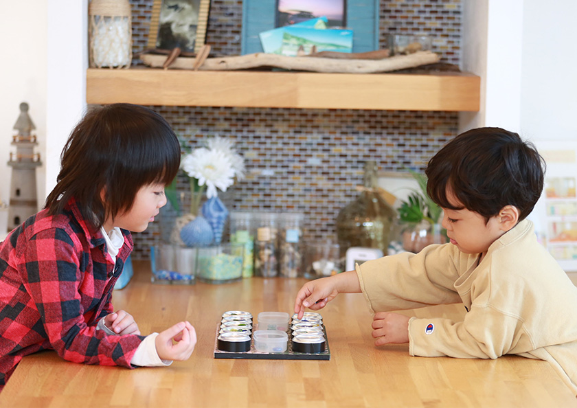 これは”マンカラ”っていう遊びだよ