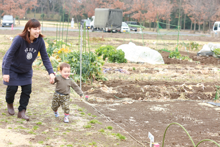 近所の野菜畑に向かう親子