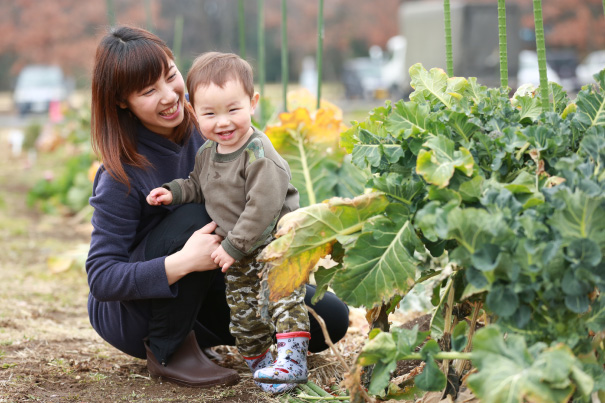 大好きな野菜を見て笑顔の子どもとそれを見つめるお母さん