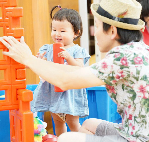 大きな積み木で遊ぶ親子