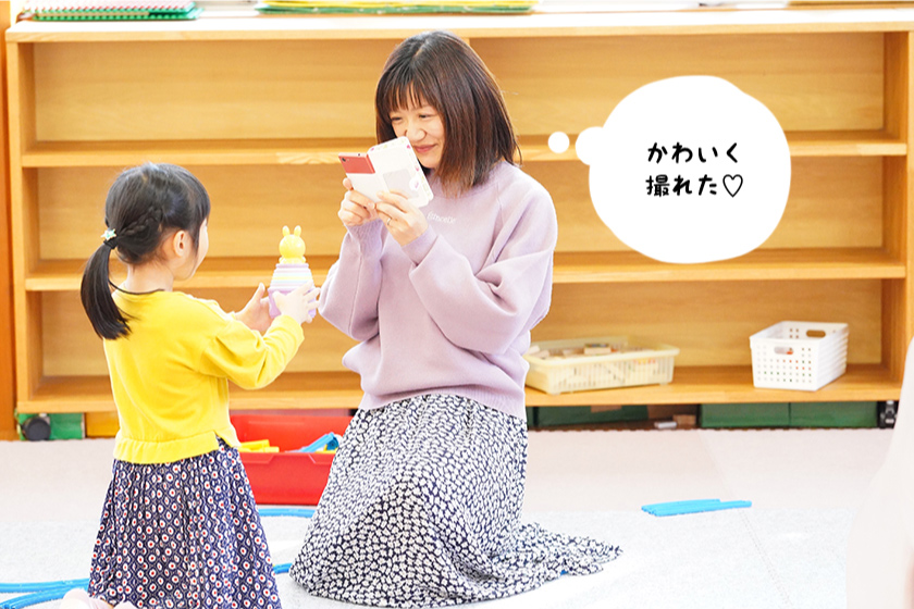 子どもをスマホで撮影するお母さん