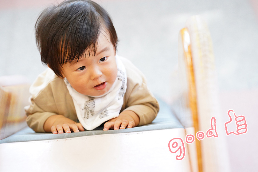 赤ちゃんのgood shot！左右どちらかに寄せて目線の方向に空間を持たせると、その先に何かあるのかな？と想像力を刺激する構図ができます。