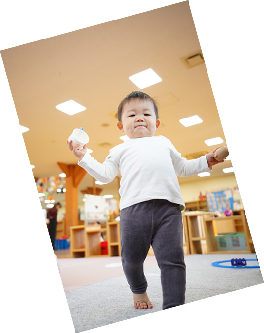 下からのアングルで撮影した子どもの写真