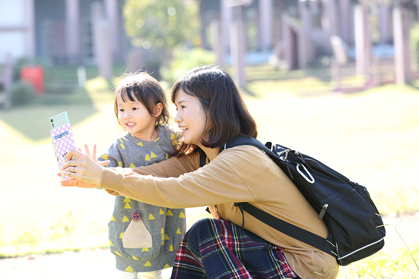 スマホで自撮りをする親子