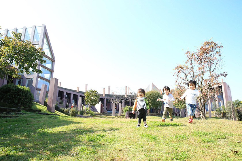 進修館の広場で遊ぶ子ども達