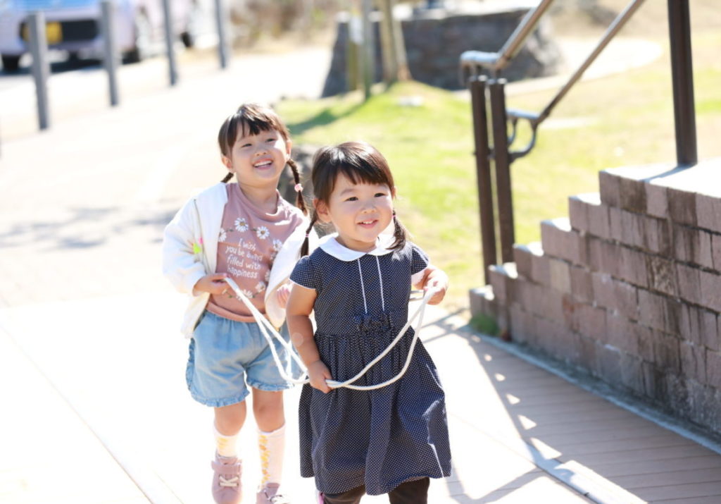 宮代町で電車ごっこをして遊ぶ子どもたち