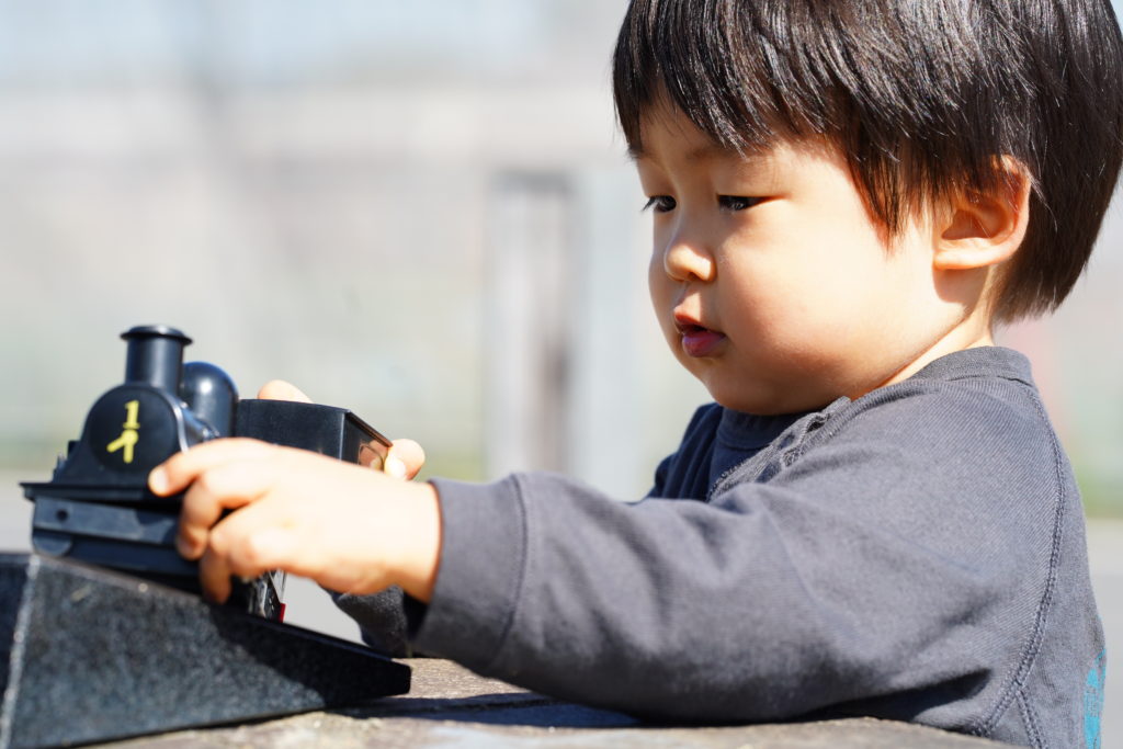 転てつ機のそばで遊ぶ子ども