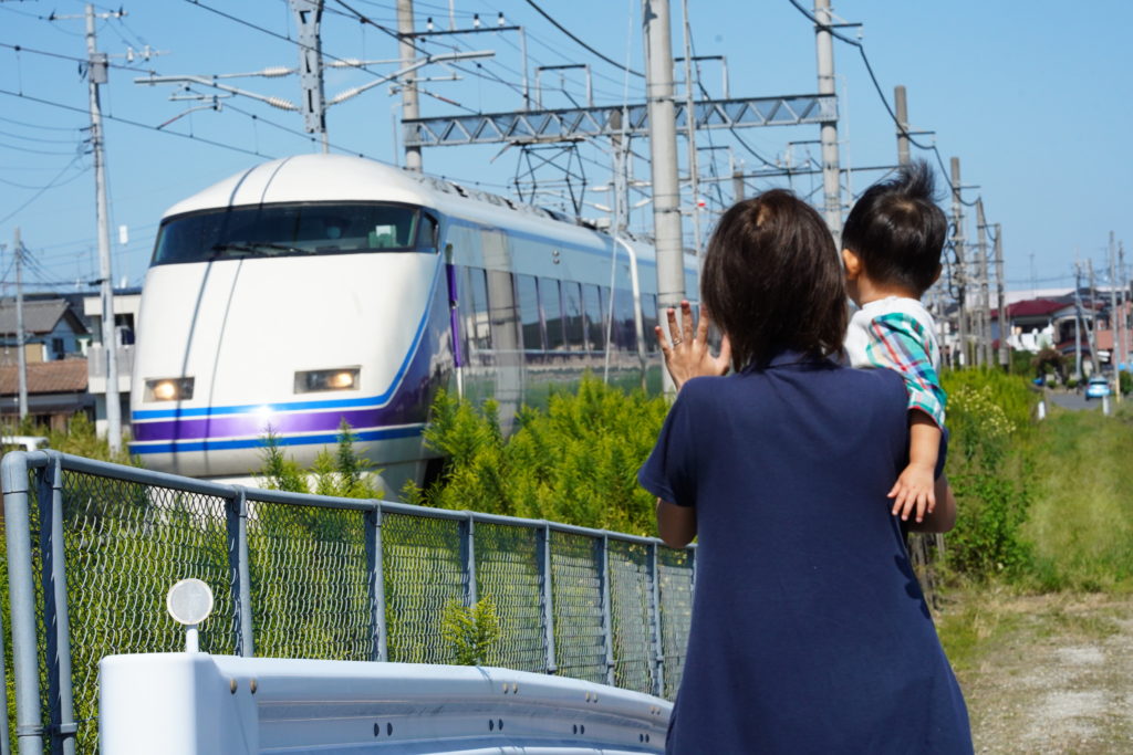 宮代町で電車を見る親子の写真