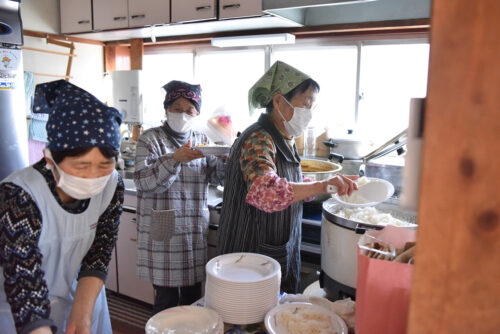 カレーを作ってくれている地区の方達