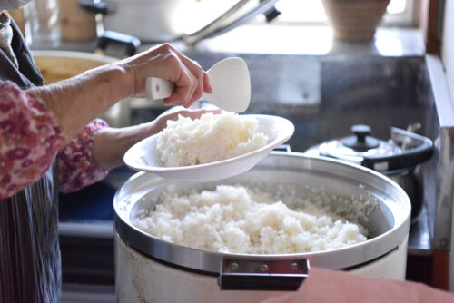 ご飯をよそる地区の方達