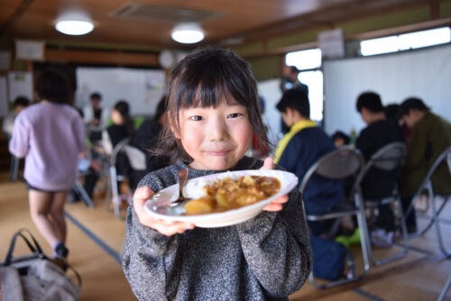 カレーをもって嬉しそうな子