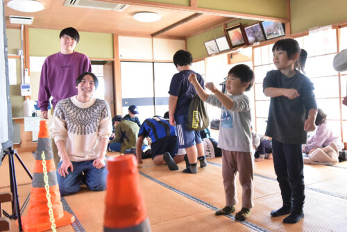 画面の前で遊ぶ子供達