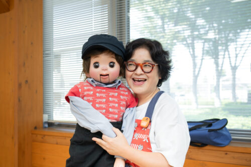 腹話術の人形しんちゃんと酒井さん