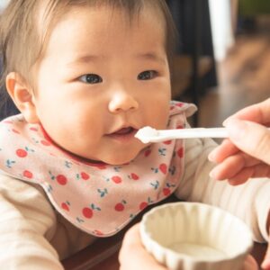 離乳食を食べる赤ちゃん