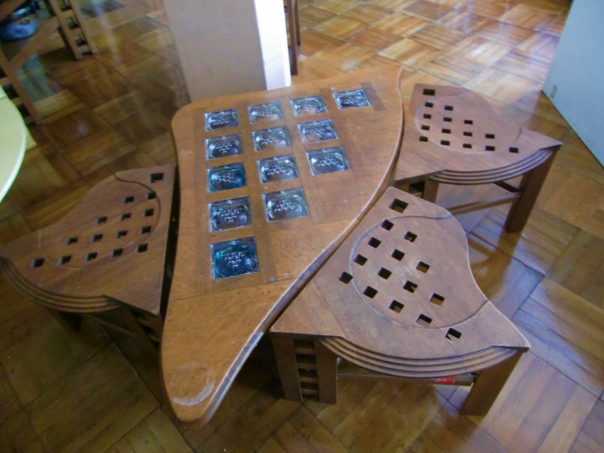 進修館　不思議な形の椅子とテーブル