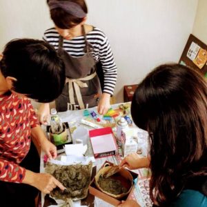 モルタルで植木鉢を作る女子