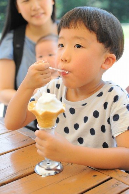 アイスクリームを食べるこども