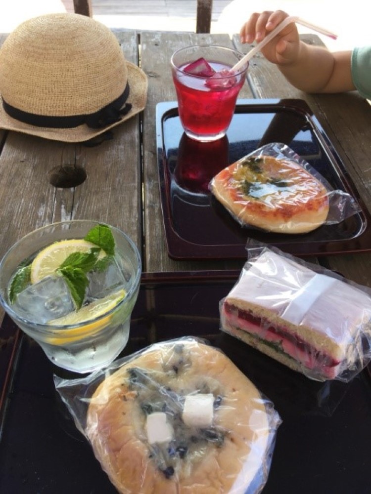 新しい村のテラスでランチ