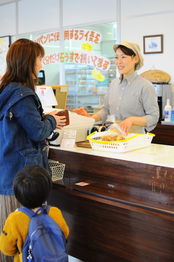 アムフルス店頭で接客する山本さん