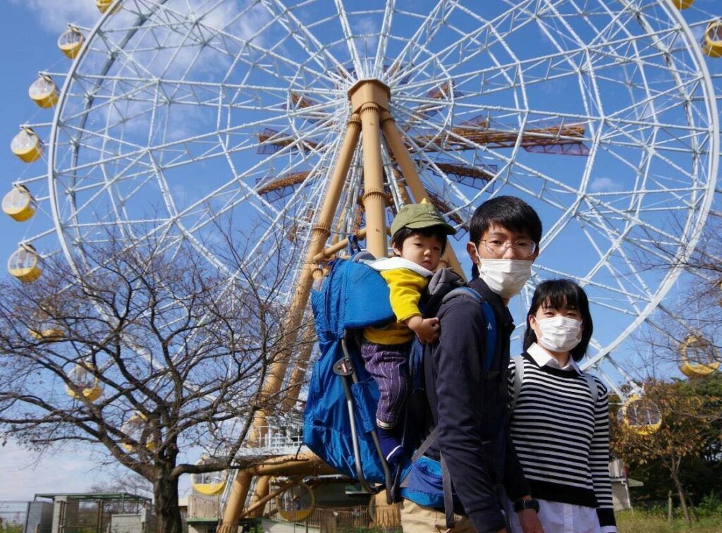 東武動物公園の観覧車の前で丸橋さんファミリーの写真