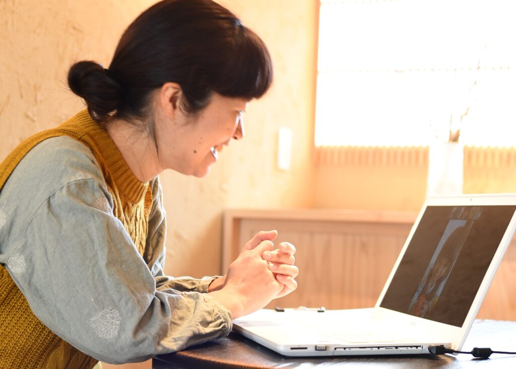 ネットを通じてコミュニケーションをとる様子