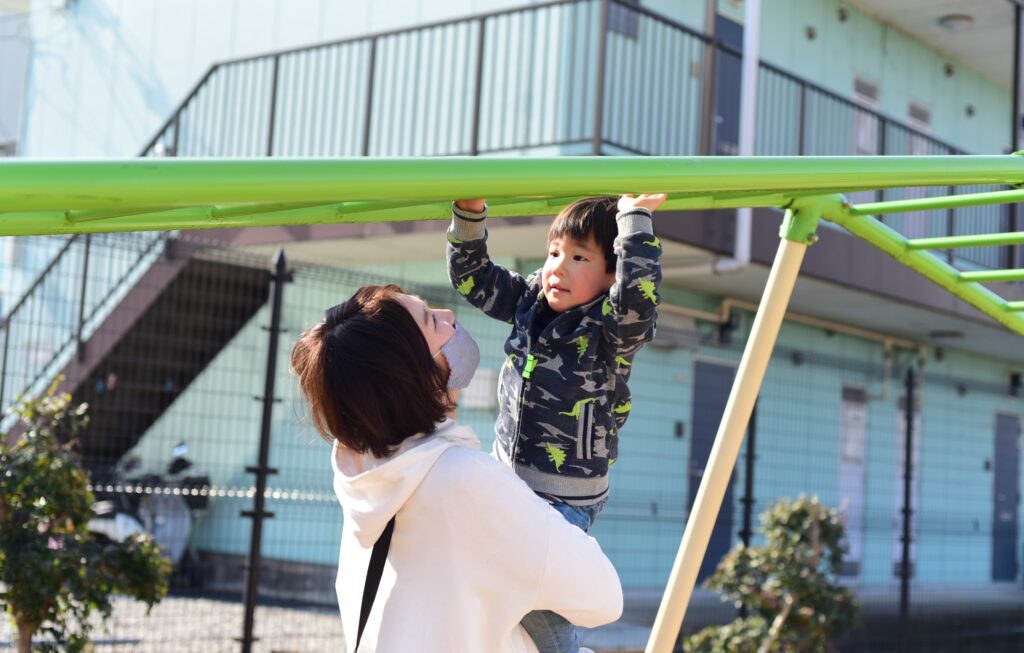 うんていで遊ぶこどもとママ