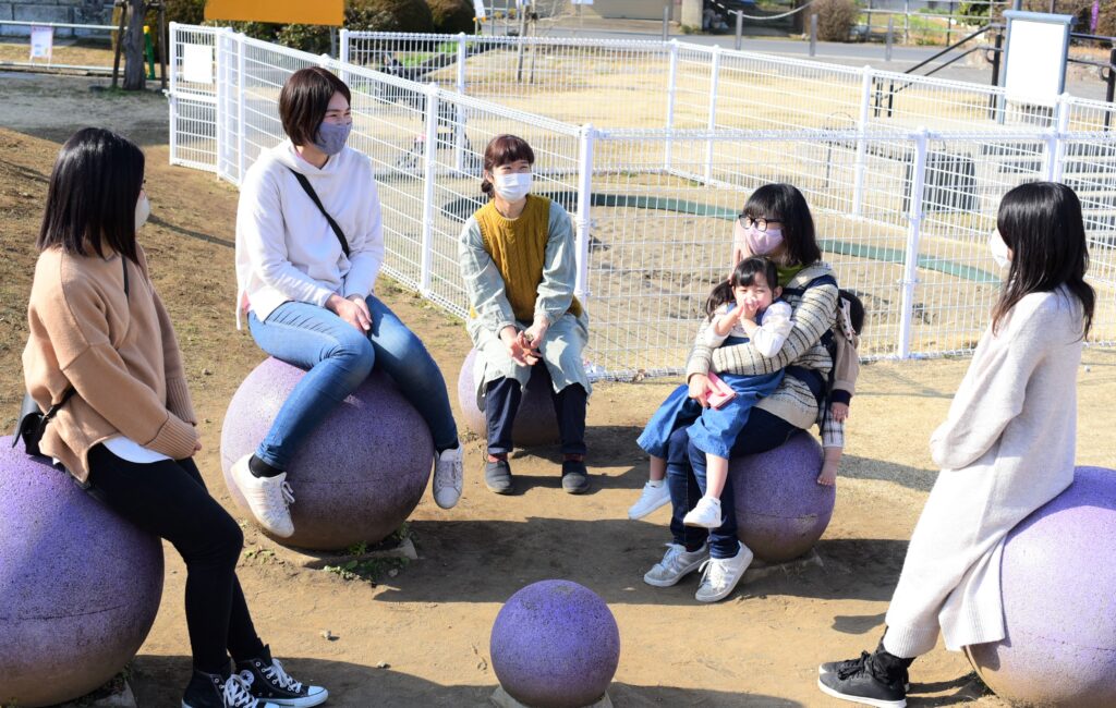 公園で井戸端会議