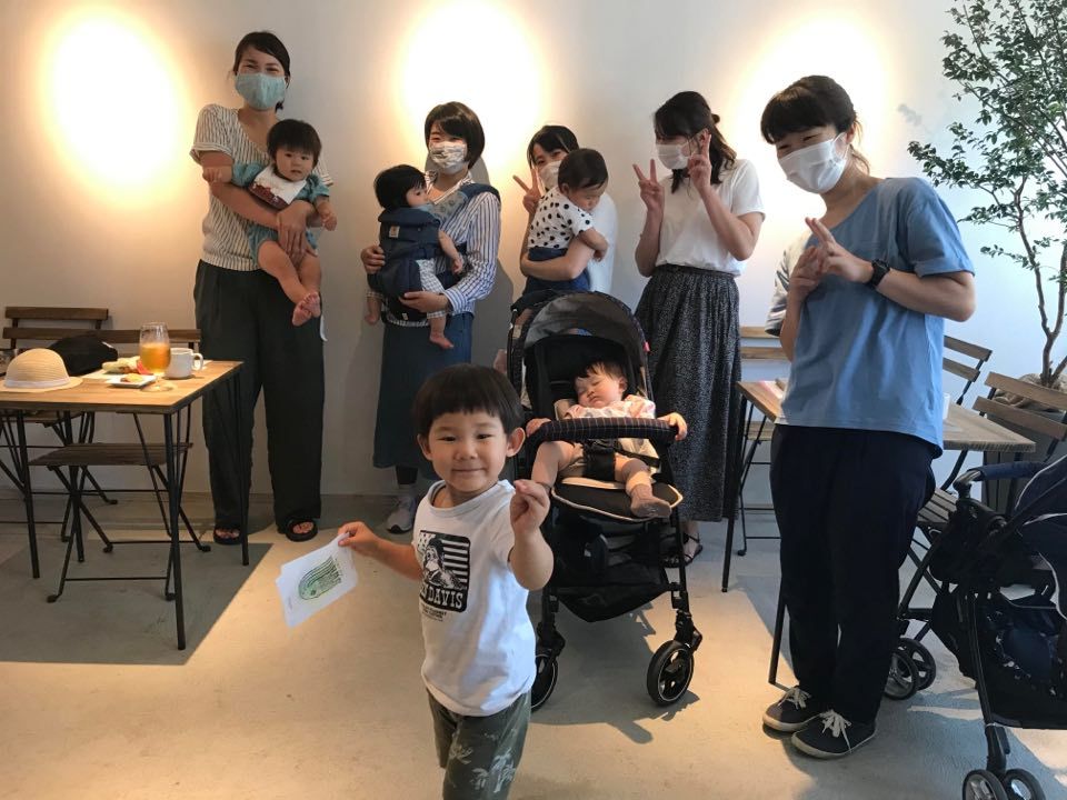 地域子育てサロンを通じて仲良くなったみなさんの集合写真