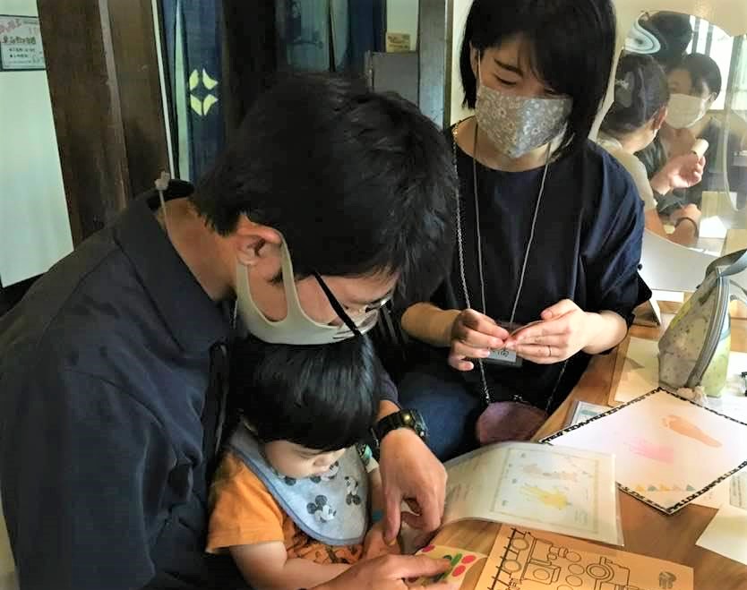 地域子育てサロンで手形アートを楽しむ丸橋さんファミリー