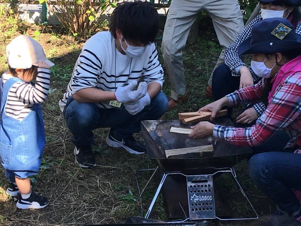 地域子育てサロンで火おこし体験をする様子