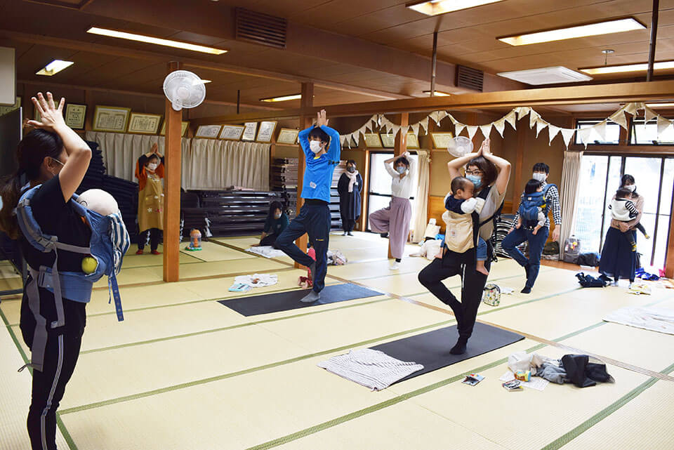 地域子育てサロン　親子でヨガ体験