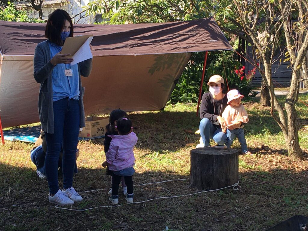 地域子育てサロンで司会をする久保さん