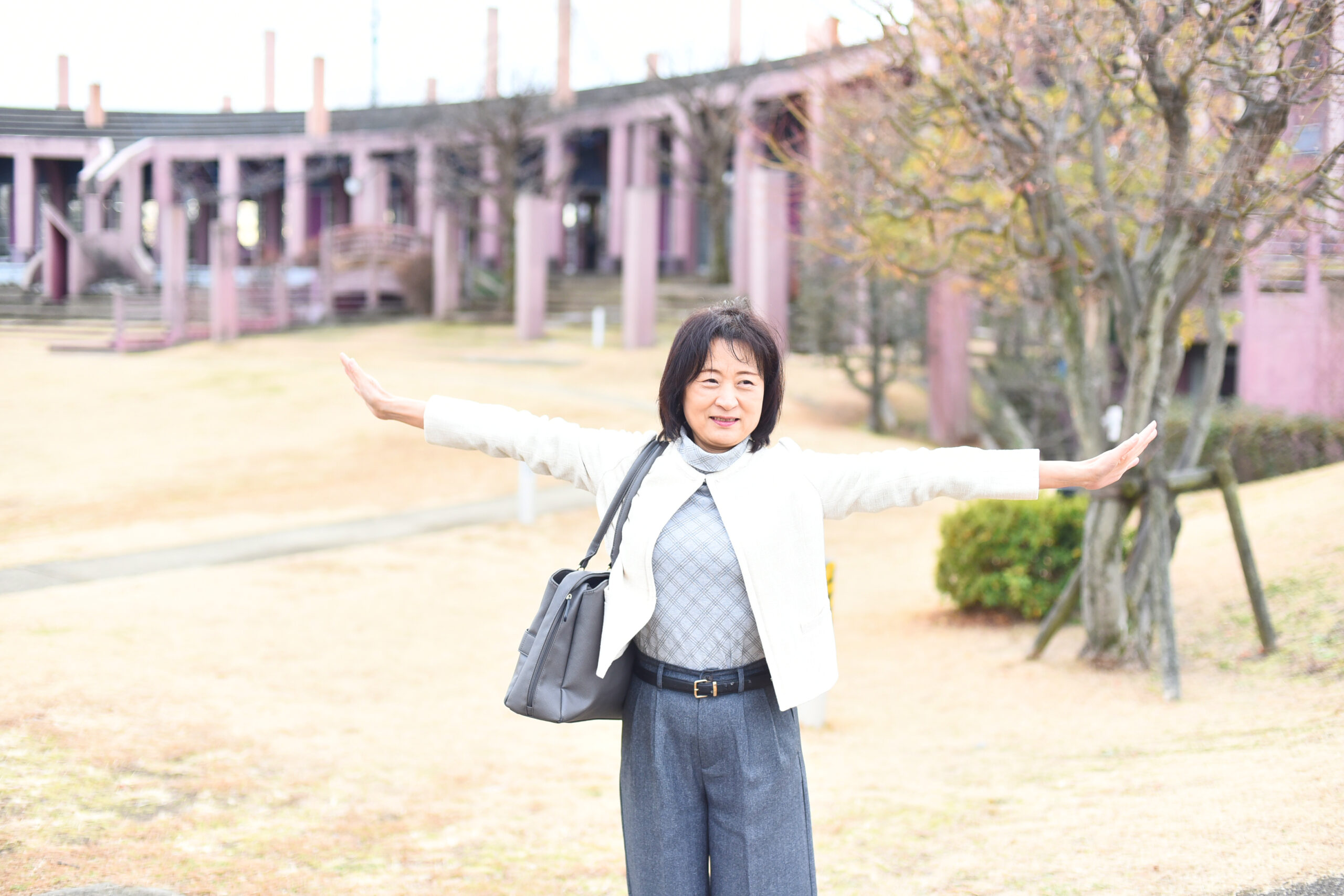 進修館の庭でリラックスする加納さん