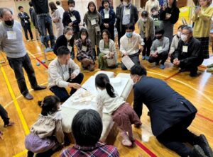 仮の建築模型に興味津々