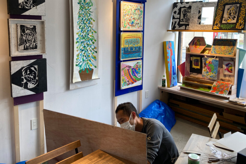 展示作業をしている峰村さん