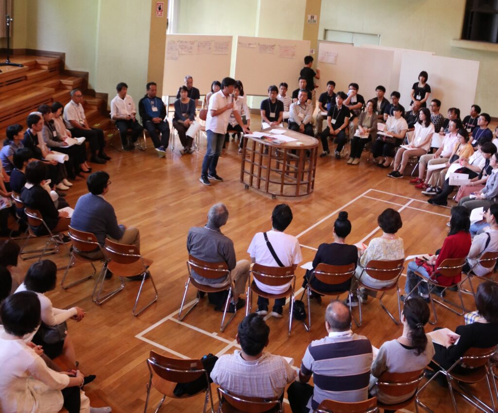 輪になって集まり、町職員と市民が一緒になって議論を交わしている様子