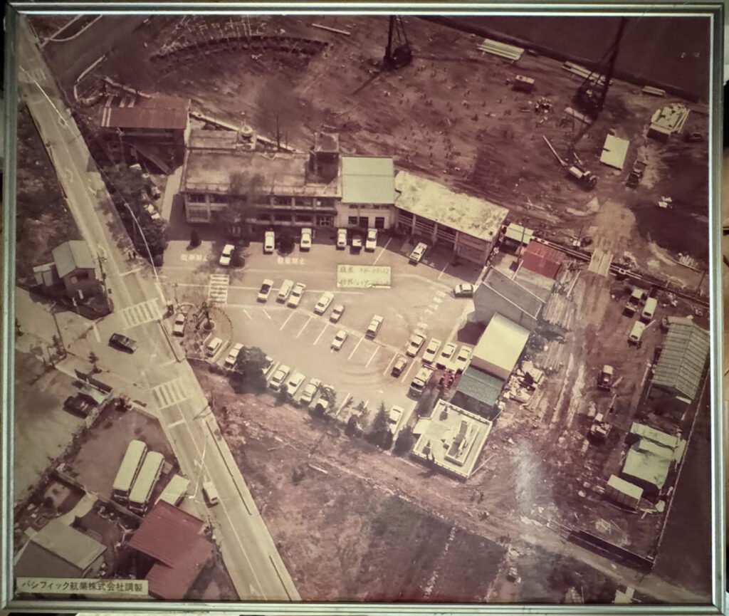 進修館建設当時をの空中写真。中央に旧宮代町役場があり、その上部に進修館が建設されている