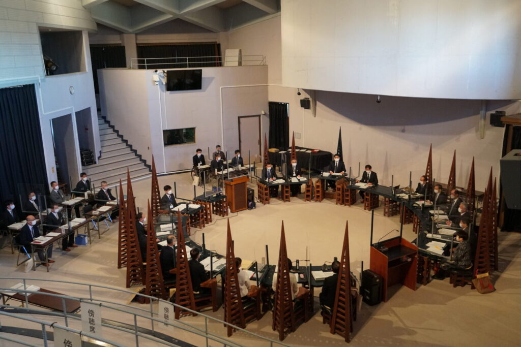 中央に円卓とマイクが配置された、議場としても使われる小ホール