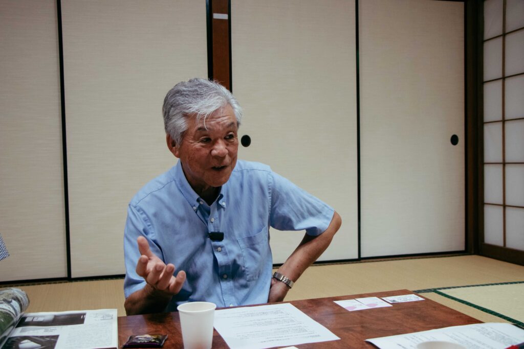 進修館の和室でインタビューに答える田沼繁雄さん